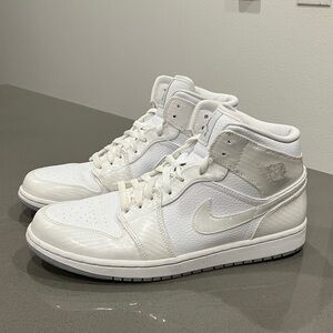 AIR JORDAN 1 PHAT 
WHITE/WOLF GREY-WHITE 10.5